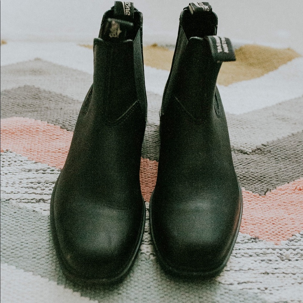 Like New Blundstones: black Chelsea boot